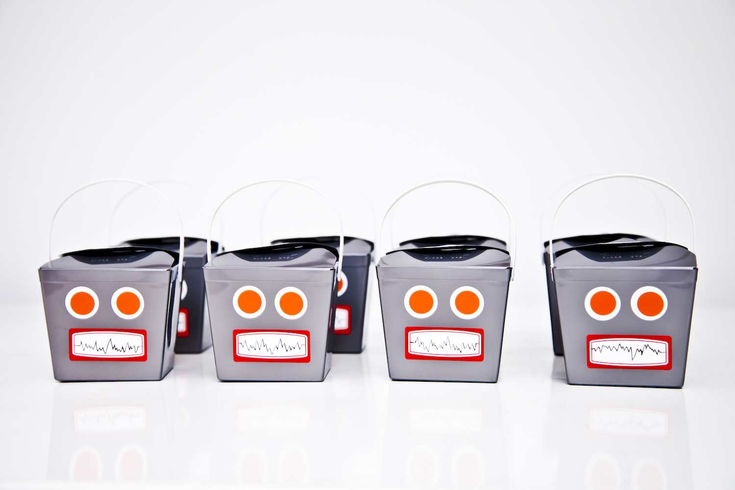 Sacs-cadeaux pour les invités à une fête d'enfant décorés pour ressembler à une tête de robot.