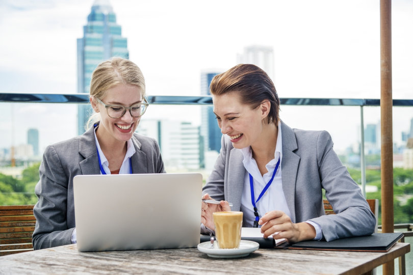 Femme d'affaires collaborant
