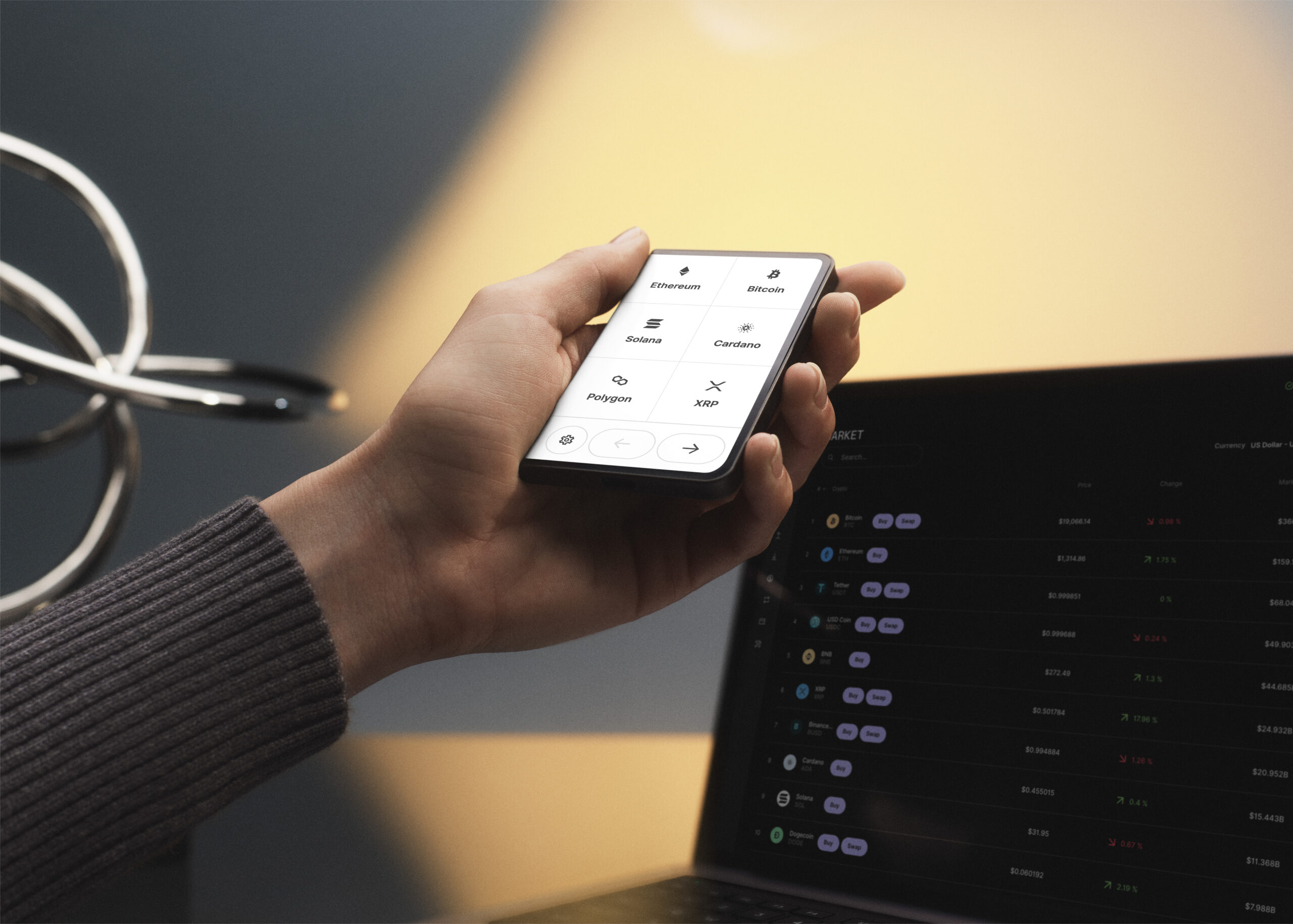 Une image du portefeuille matériel crypto Ledger Stax dans la main d'une personne