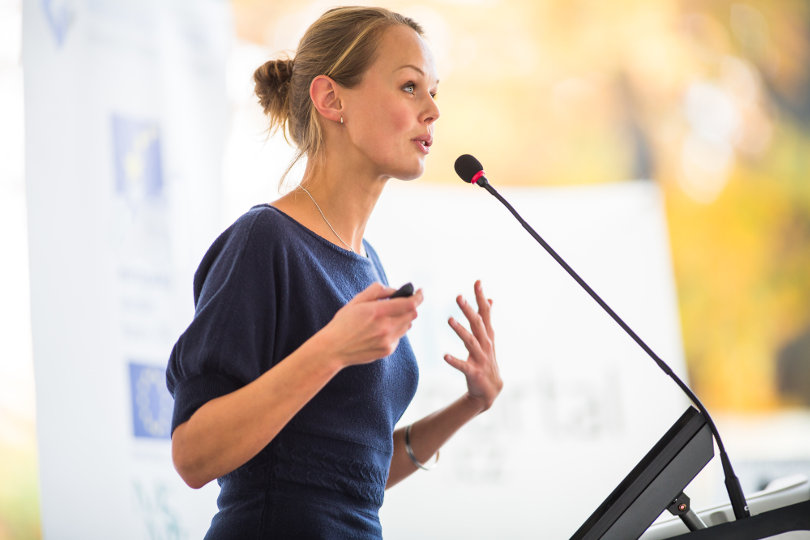 femme affaires, donner, présentation