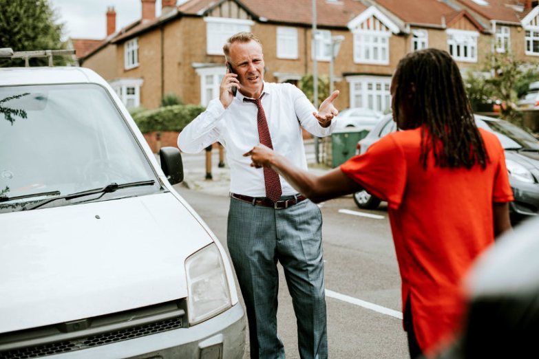 Des gens se disputent après un accident de voiture