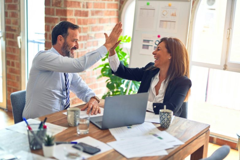 Des hommes d'affaires motivés