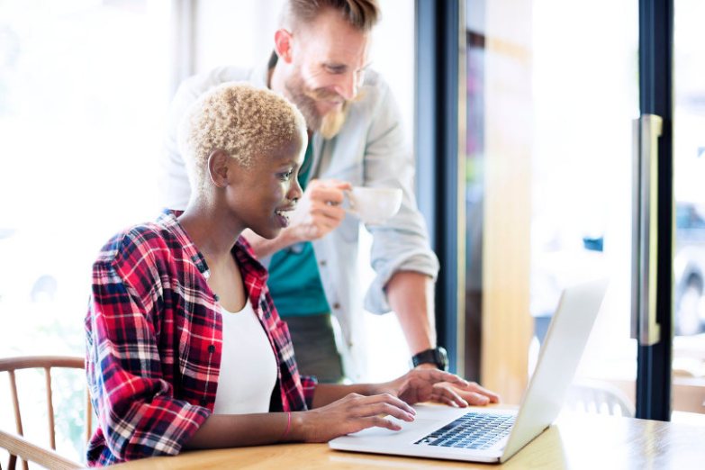Équipe marketing utilisant des outils d'engagement commercial