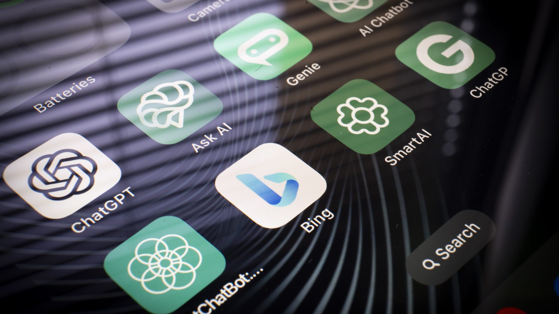 Les applications ChatGPT, Microsoft Bing Chat et AI Chat sont visibles sur un appareil mobile