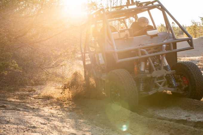 Véhicule d'essai de VTT roulant en terrain hors route
