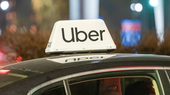 Logo Uber sur le toit de la voiture