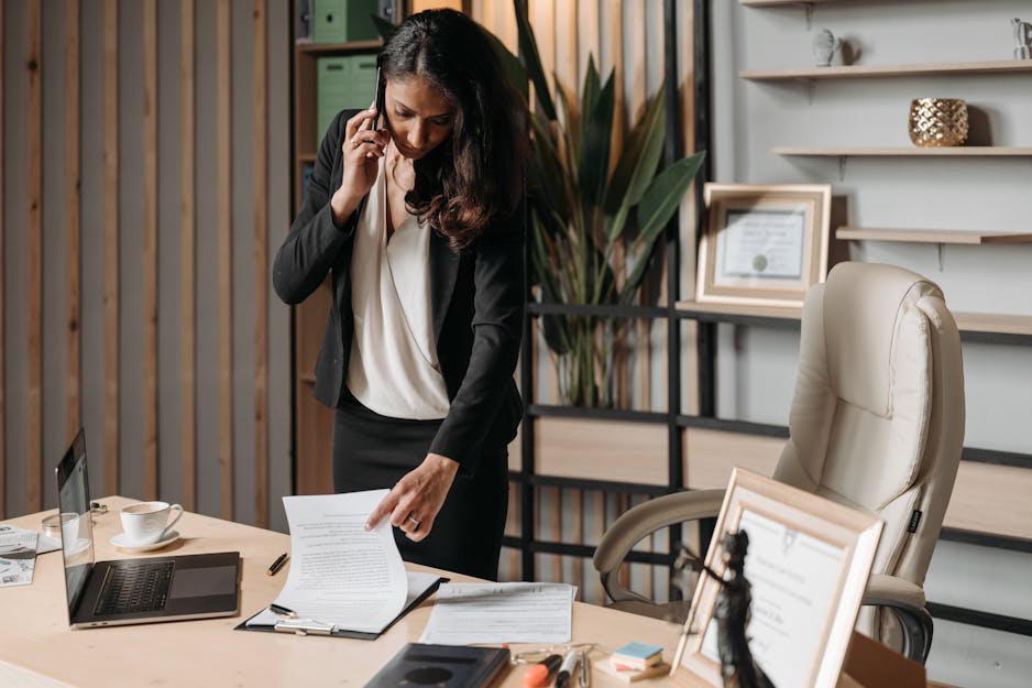 Femme d'affaires au bureau avec des plaques de récompense