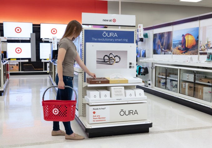 femme parcourant l'affichage Oura chez Target
