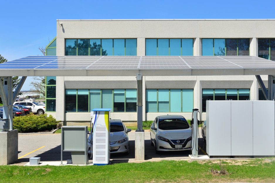 Station de recharge pour véhicules électriques à énergie solaire.