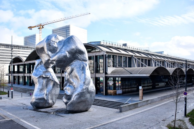 Sculpture "L'Arc" par l'artiste suisse Urs Fischer devant l'incubateur de start-up 'Station F' dans un ancien dépôt de fret ferroviaire (halle Freyssinet)