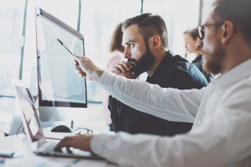 Gestionnaires analysant le rapport de dépenses