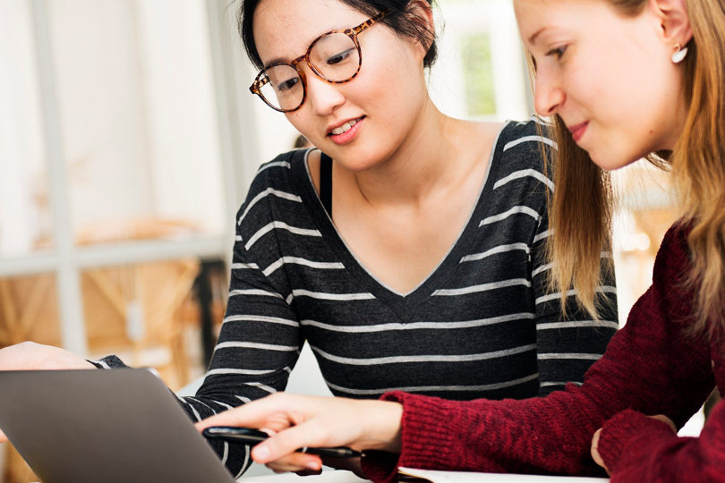 Étudiants suivant des cours en ligne