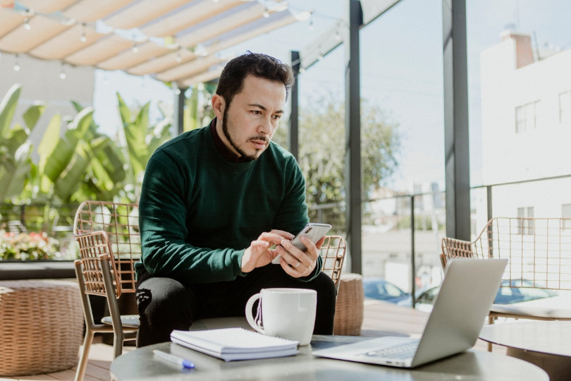 Homme d'affaires utilisant l'analyse de données pour la prise de décision