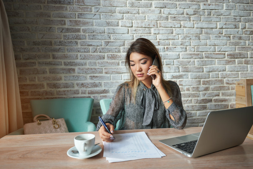 Femme entrepreneur qui démarre une entreprise multinationale