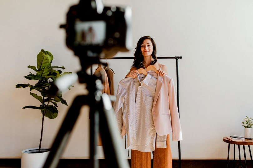 Influenceur mode faisant la promotion d'une chemise