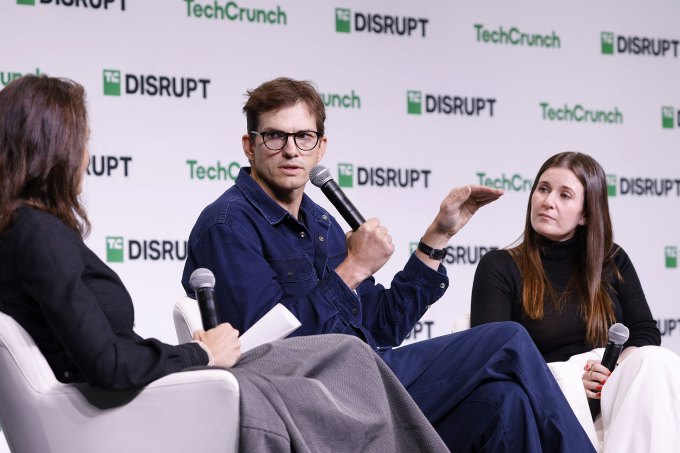 San Francisco, Californie - 29 octobre: ​​(LR) Ashton Kutcher et Effie Epstein parlent sur scène pendant TechCrunch Disrupt 2024 Jour 2 au Moscone Center le 29 octobre 2024 à San Francisco, en Californie. (Photo de Kimberly White / Getty Images pour TechCrunch)