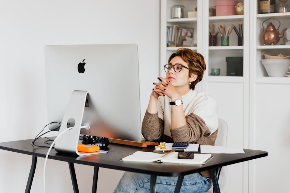 Entrepreneur analysant les finances