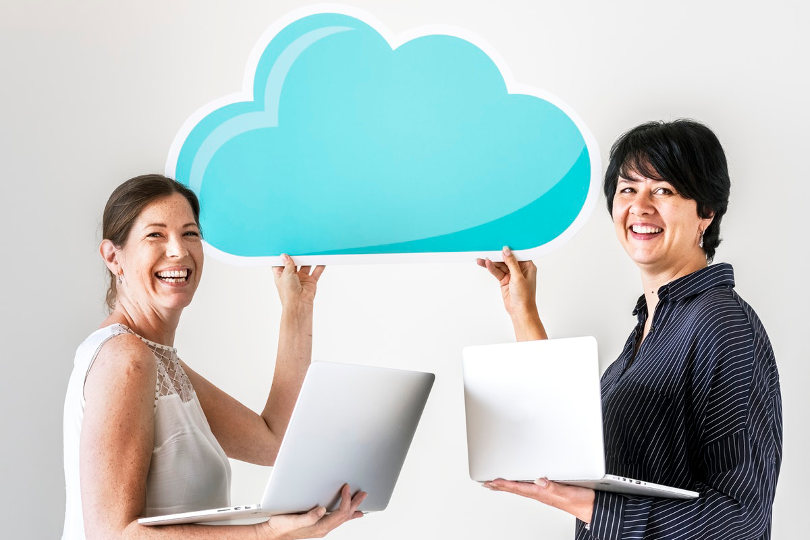 Des femmes d'affaires occasionnelles utilisant le cloud computing