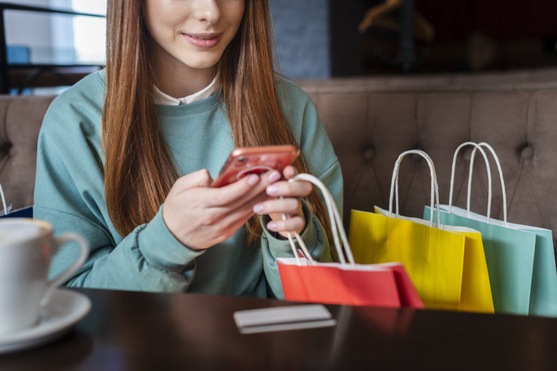 Acheteur vérifiant son téléphone