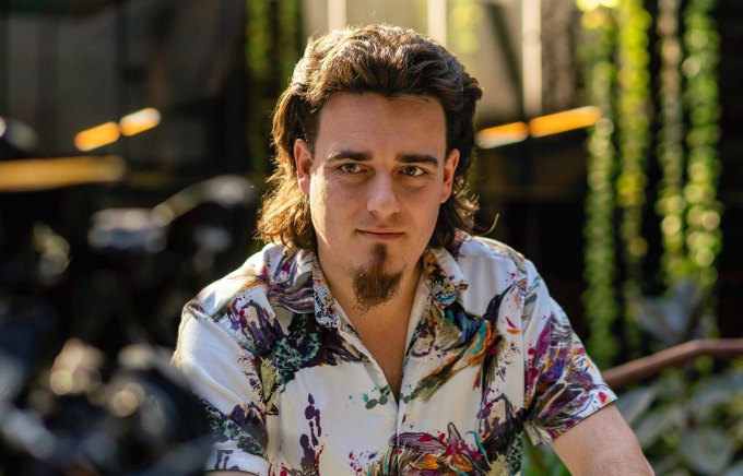 Palmer Luckey, fondateur d'Anduril Industries, lors d'une interview sur "Le circuit avec Emily Chang" Au siège d'Anduril à Costa Mesa, en Californie, États-Unis, le jeudi 14 décembre 2023. Anduril a récemment battu plusieurs joueurs de la défense hérité dans un concours pour un contrat majeur pour développer un avion de chasse sans pilote pour l'US Air Force et est maintenant évalué à 8,5 milliards de dollars. Photographe: Kyle Grillot / Bloomberg via Getty Images