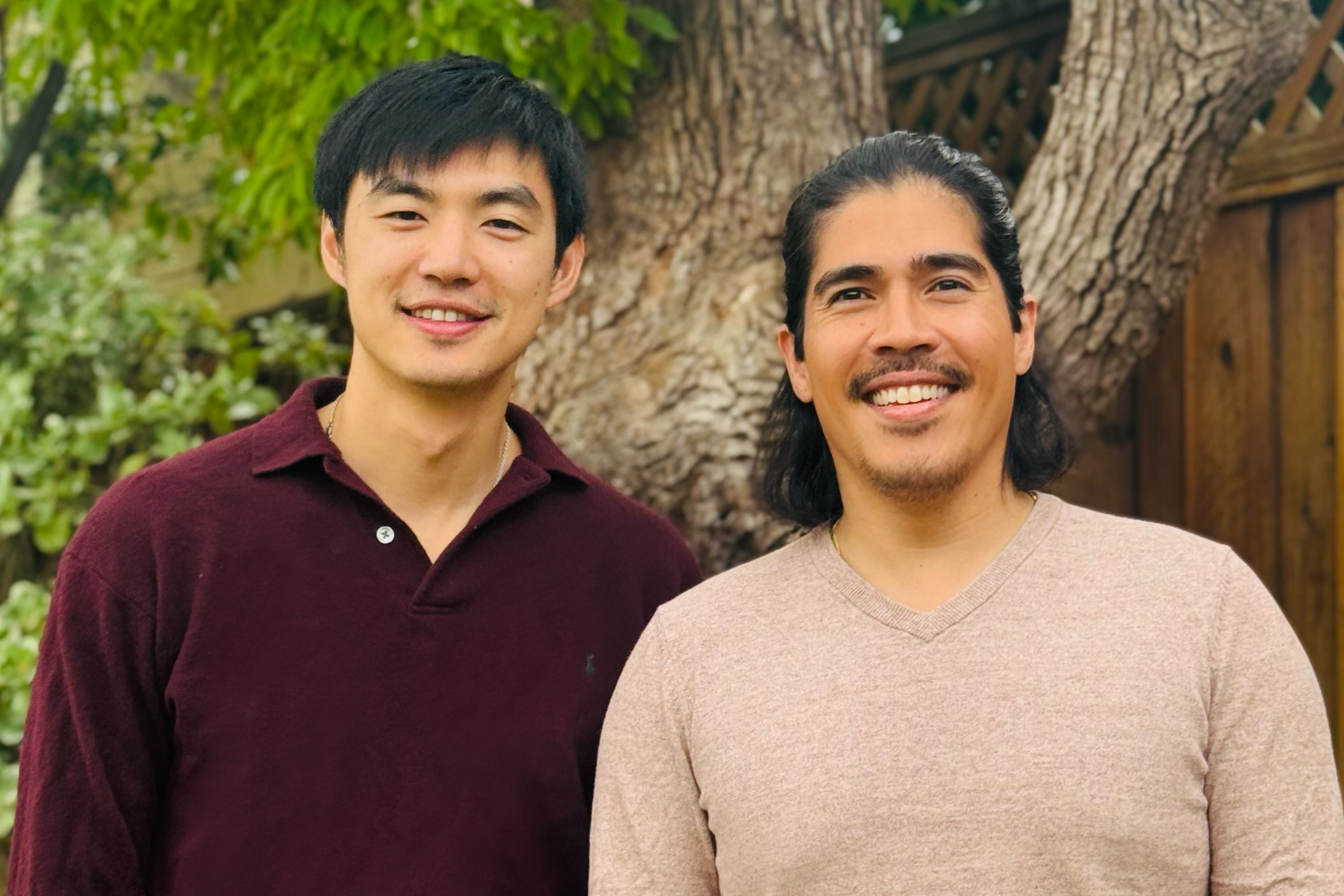 Une photo des co-fondateurs d'Aegisai Ryan Luo (à gauche) et Cy Khormaee (à droite)