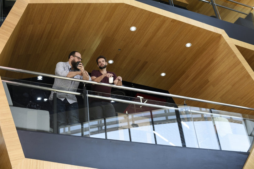 Les cofondateurs de startup discutent de l'externalisation