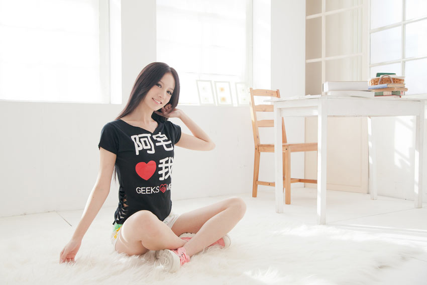 Modèle de vêtements attrayant