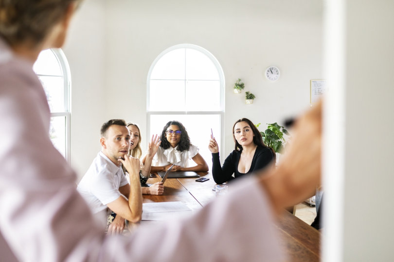 Équipe de gestion de projet discutant de la gestion des risques