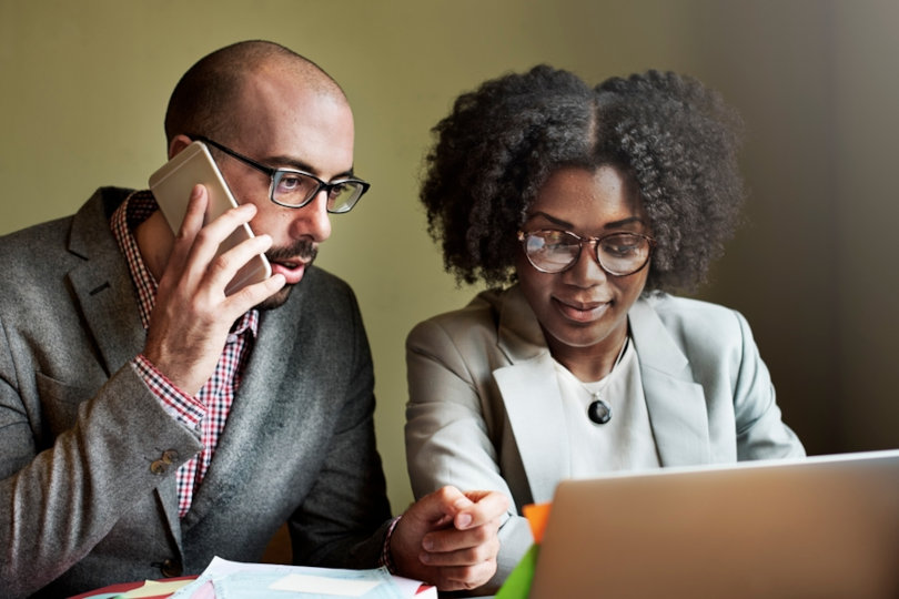 Gens d'affaires utilisant des solutions d'externalisation du marketing numérique