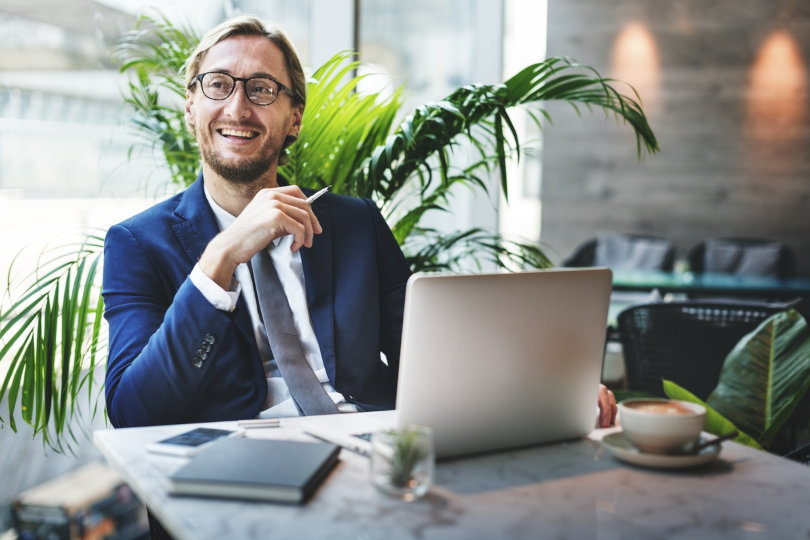 Homme d'affaires utilisant des solutions d'intelligence de données