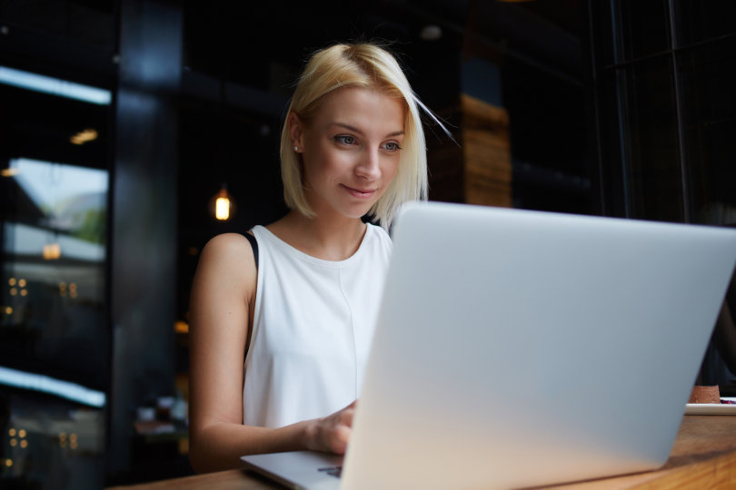 Femme d'affaires accédant à Internet