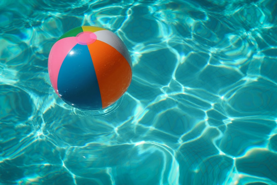 Ballon de plage dans la piscine