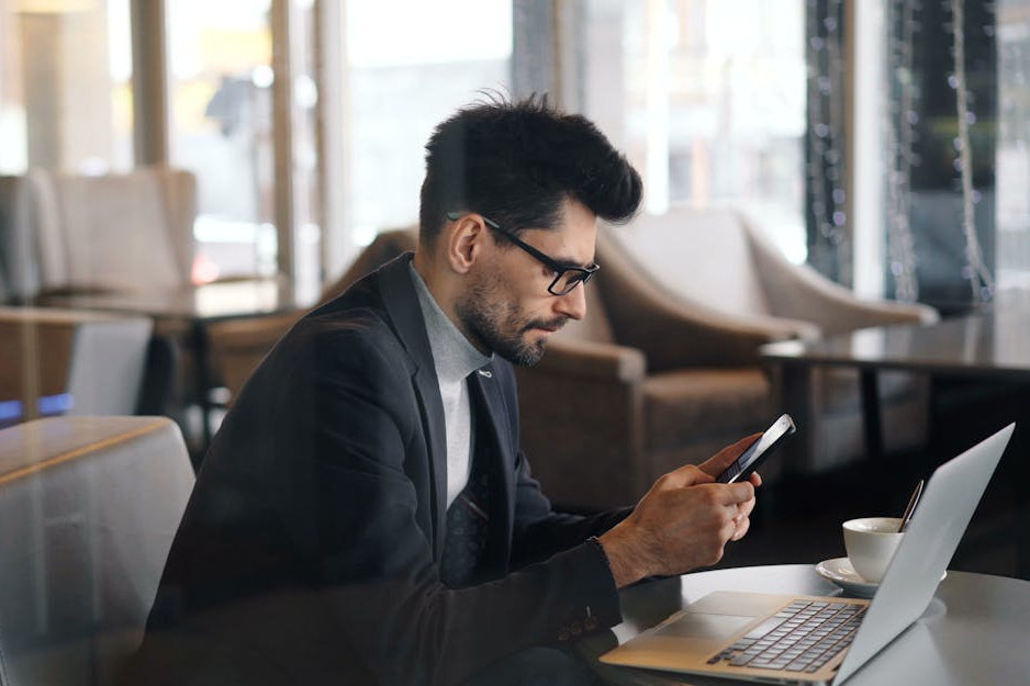 Homme d'affaires dans la salle de pause