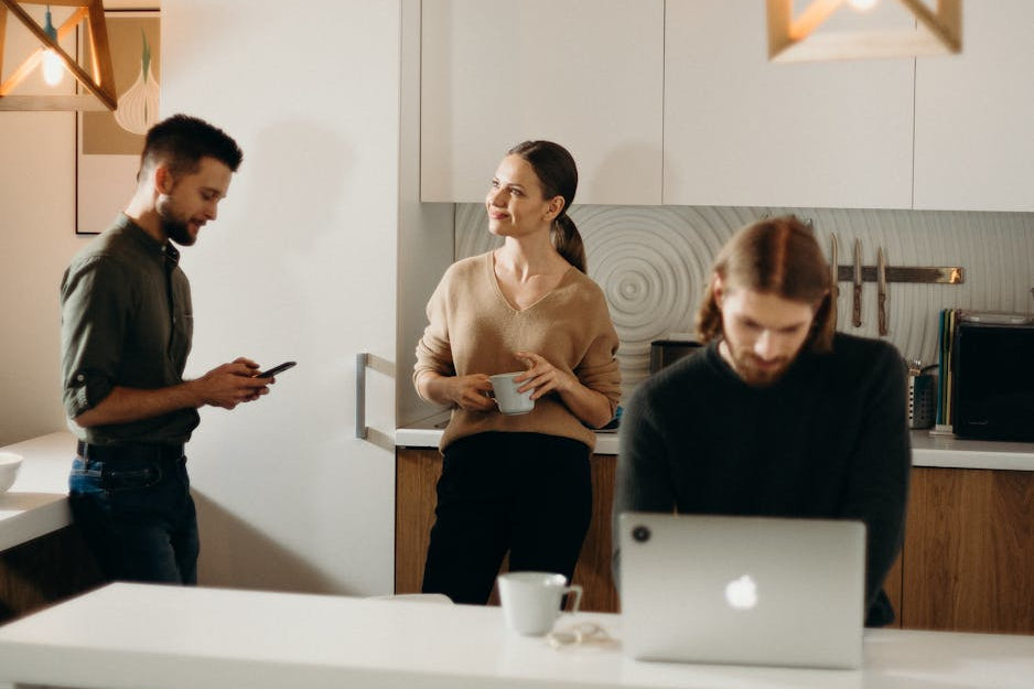 Employés en salle de pause