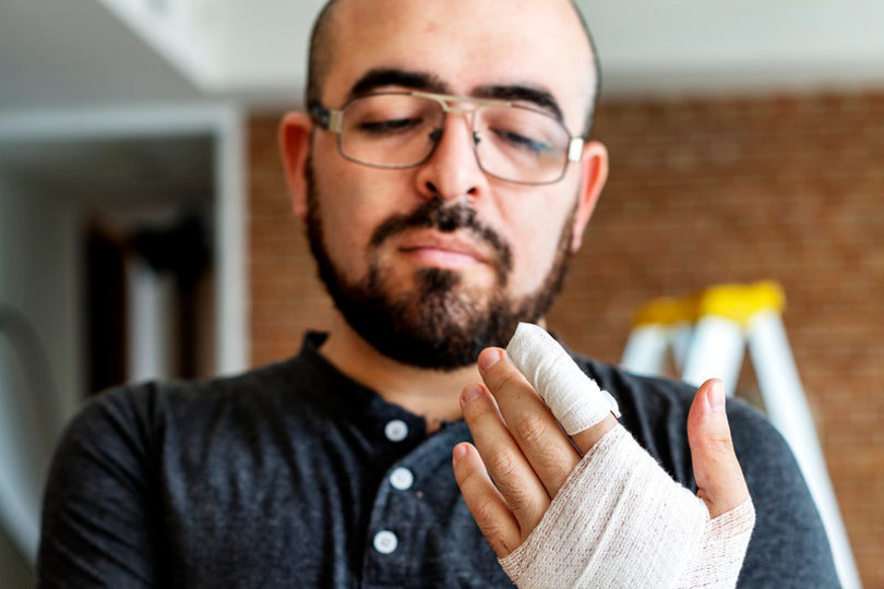 Le travailleur blessé au travail est admissible aux indemnités d'accident du travail.
