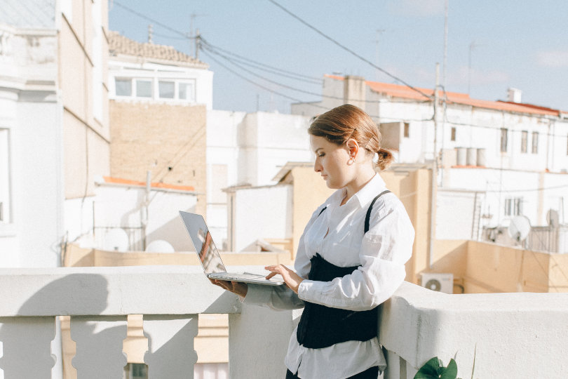 Femme d'affaires utilisant CRM et CMS