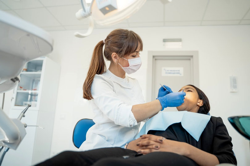 Dentiste et client dans une clinique dentaire