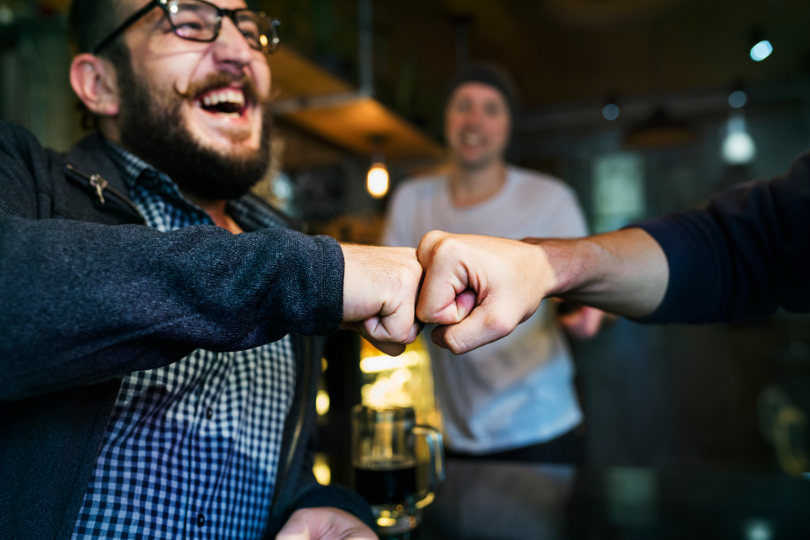 Fist bumping des membres de l’équipe de startup