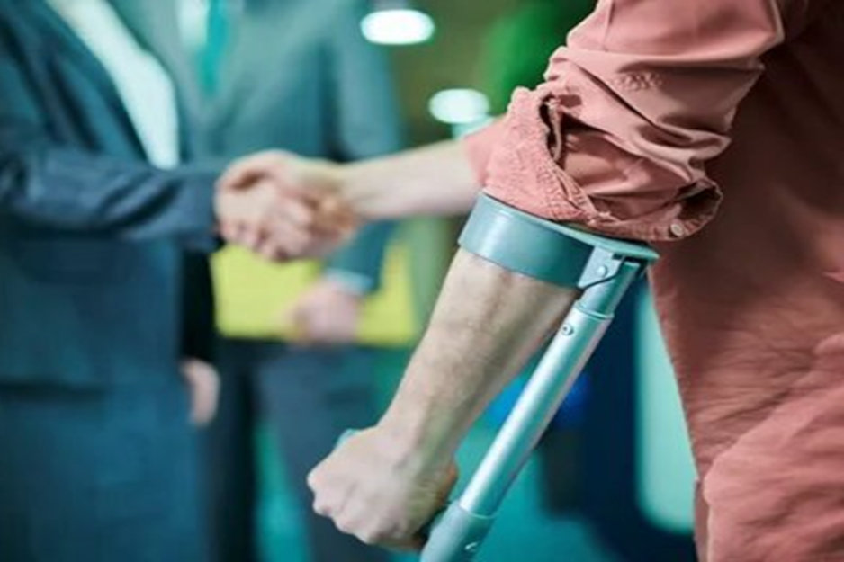 Un avocat rencontre une victime d'un accident de voiture