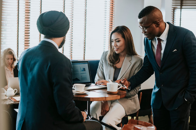 Gens d'affaires utilisant un logiciel de gestion de contrats