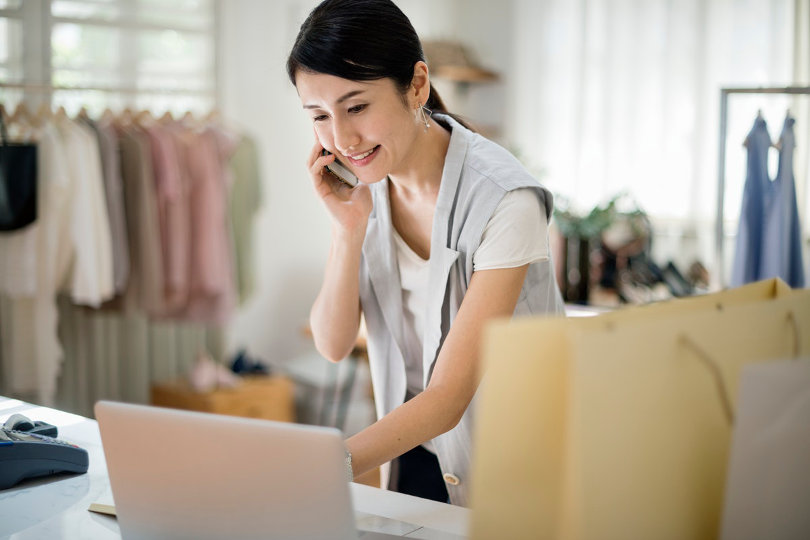 Propriétaire de boutique de mode modeste parlant avec un client