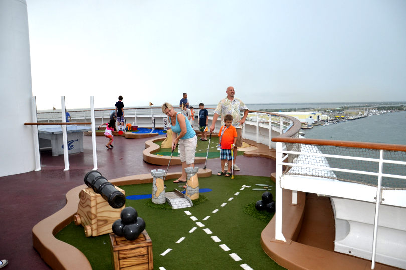 Famille jouant au mini-golf