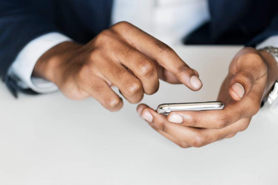 Homme d'affaires utilisant un numéro SMS jetable