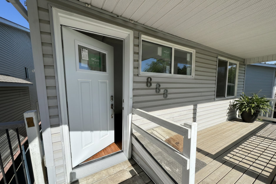 Maison avec porte et fenêtre en acier