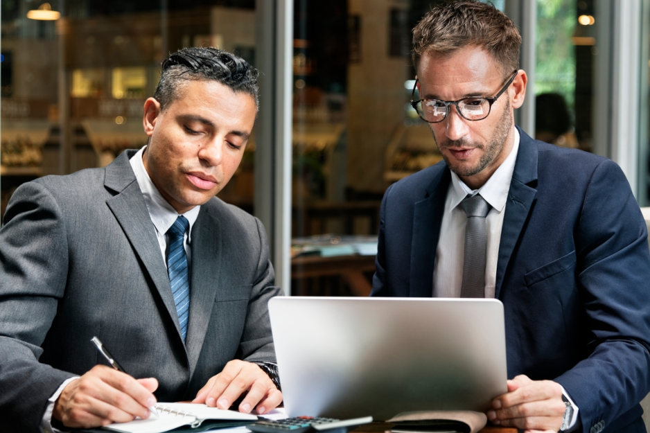 Hommes d'affaires utilisant le logiciel CLM