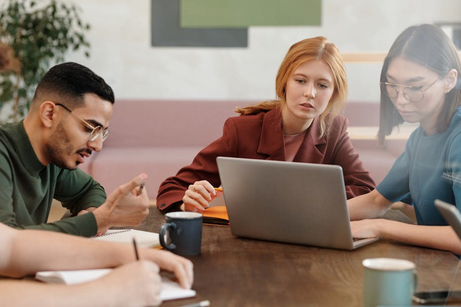 Comment les propriétaires de petites entreprises devraient réagir à la révolution de l'IA