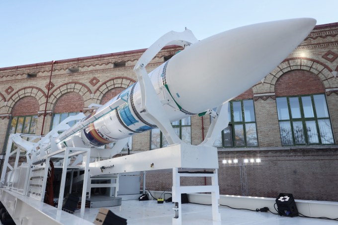 La fusée spatiale MIURA 1 de PLD Space lors de sa présentation à Madrid en 2021.