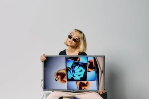 Importance des mini téléviseurs LED RVB dans l'amélioration des visuels cinématographiques grâce à des noirs plus profonds