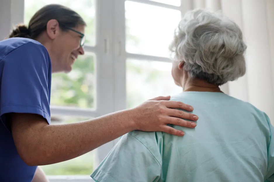 Infirmière en soins gériatriques et son patient senior