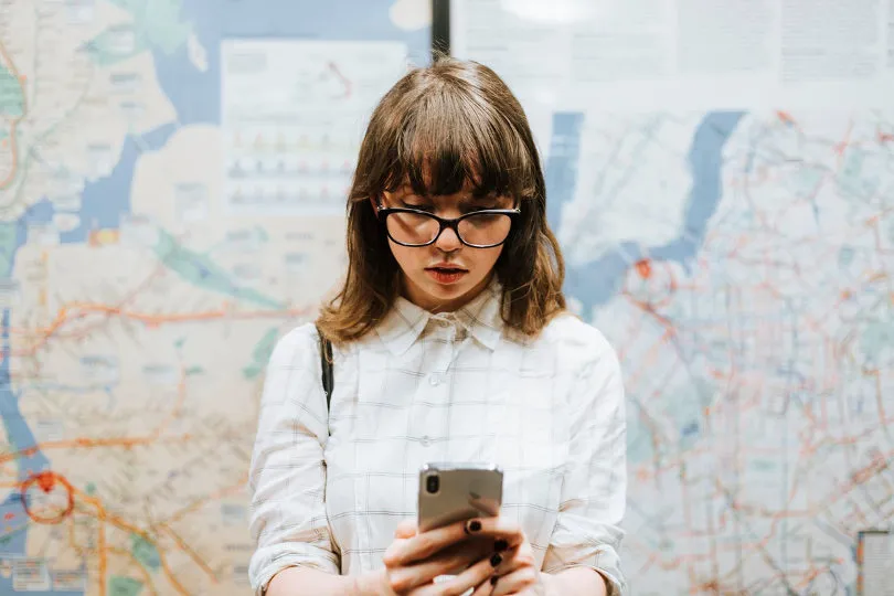 Millennial avec son smartphone